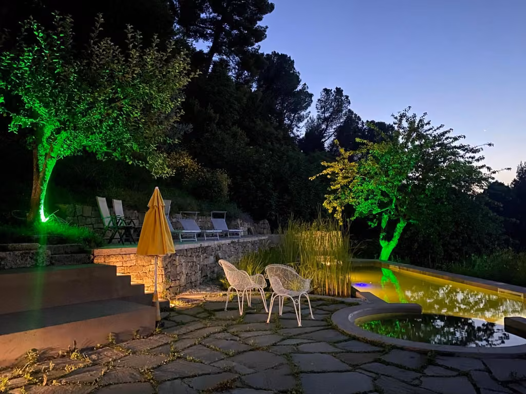 Il giardino alberato del B & B Villa Fortezza ad Ascoli Piceno