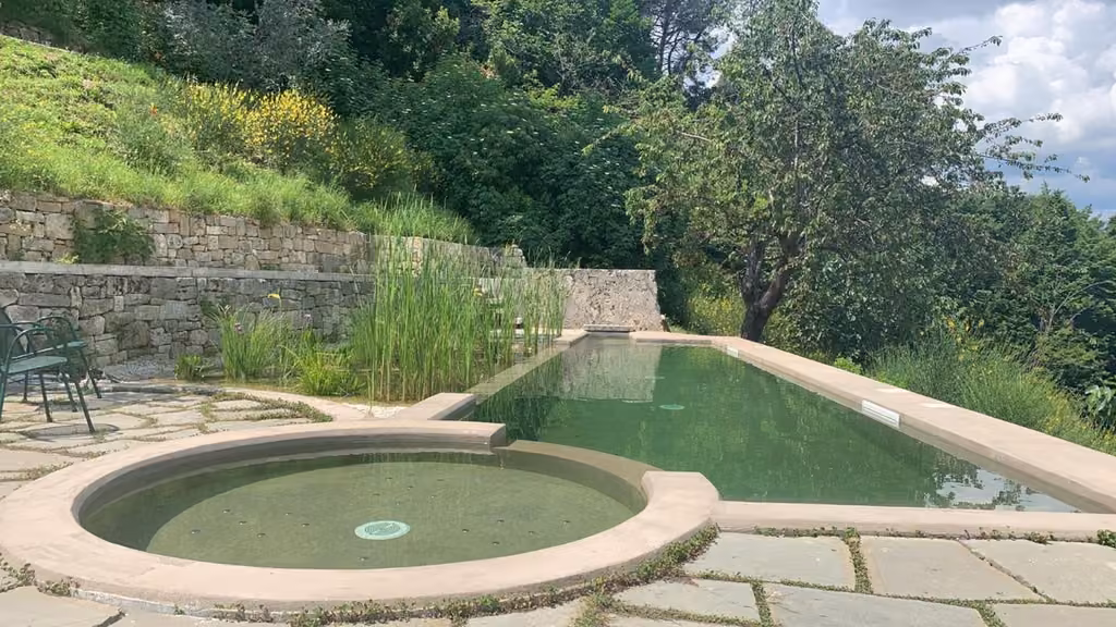 La biopiscina senza cloro del B & B Villa Fortezza con vista sulle colline